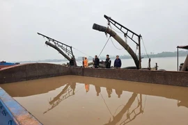 Bắt giữ tàu khai thác cát trái phép trên sông Hồng
