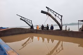 Bắt giữ tàu khai thác cát trái phép trên sông Hồng