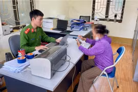 Nghe đọc lệnh khởi tố qua mạng, cụ bà lo sợ chuyển 200 triệu