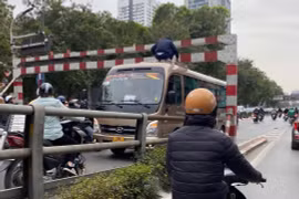 Tài xế điều khiển xe khách mắc kẹt trên cầu vượt Tây Sơn bị phạt