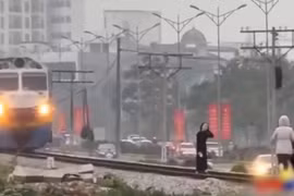 Vấn đề pháp lý vụ 2 người phụ nữ tạo dáng trên đường ray