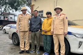 Giúp đỡ cháu gái đi lạc trên cao tốc về nhà an toàn