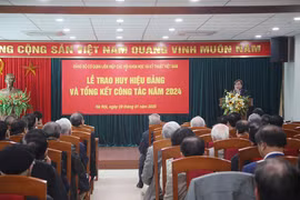 Đảng ủy cơ quan Liên hiệp Hội Việt Nam trao huy hiệu Đảng cho 37 đảng viên