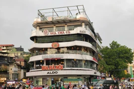 Tiểu thương hối hả chuyển đồ đạc khỏi tòa nhà “Hàm cá mập”