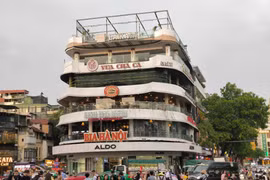 Tiểu thương hối hả chuyển đồ đạc khỏi tòa nhà “Hàm cá mập”