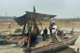 Tạm giữ 3 tàu hút cát trái phép, phạt gần 70 triệu đồng