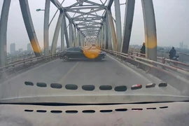Quay đầu trên cầu Chương Dương, tài xế ô tô bị xử phạt nặng