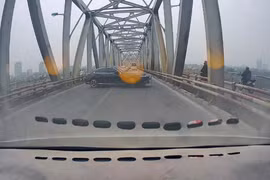 Quay đầu trên cầu Chương Dương, tài xế ô tô bị xử phạt nặng