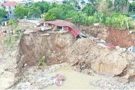 Cận cảnh bờ sông Đuống bị sạt lở