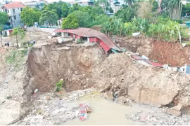 Cận cảnh bờ sông Đuống bị sạt lở