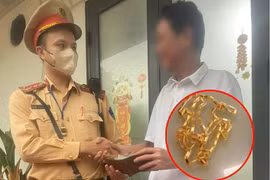 CSGT trao trả người dân 5 chỉ vàng đánh rơi trên đường