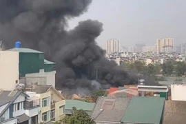 Cháy kho xưởng, cột khói bốc cao hàng chục mét ở Hà Nội