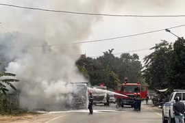 Hòa Bình: Xe tải bất ngờ bốc cháy trên Quốc lộ 6 