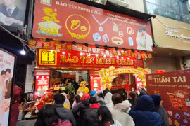  Ngày Vía Thần tài: Người dân chịu rét, “đội mưa” đi mua vàng