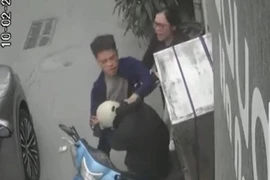 Khung hình phạt nào cho tài xế ô tô Lexus hành hung nam shipper?