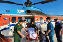 Dùng trực thăng đưa ngư dân bệnh nặng từ đảo vào đất liền 