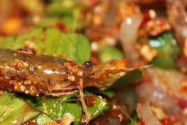 Tận mắt món ăn Thái: Tép “khiêu vũ”... tươi từ đầu đến chân 