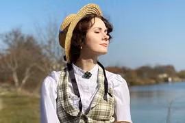 Lạ lẫm gu thời trang “xuyên không” của bóng hồng Ukraine