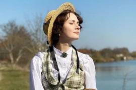 Lạ lẫm gu thời trang “xuyên không” của bóng hồng Ukraine