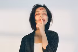 Trang điểm bầm dập như dọa ma Hallowen, "hotgirl IELTS 8.5" đẹp bất chấp