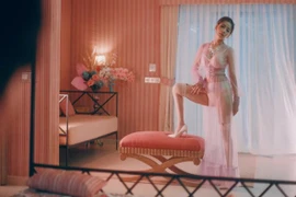 Giật mình phong cách hở bạo, khoe thân phản cảm của Chi Pu