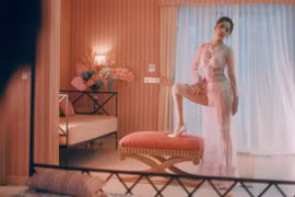 Giật mình phong cách hở bạo, khoe thân phản cảm của Chi Pu