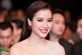 Thời trang sexy “nghẹt thở” của mỹ nhân được ví “bom sex” Vbiz