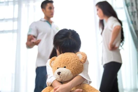 Chỉ một câu nói này của con vợ chồng xé giấy ly hôn lập tức