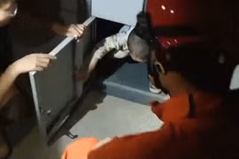 Giải cứu em bé trong ngăn nhận thư, lý do khó ngờ ​