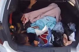 Nhốt mẹ và con gái sau cốp xe, sự thật gây phẫn nộ 