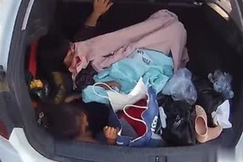 Nhốt mẹ và con gái sau cốp xe, sự thật gây phẫn nộ 