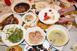 Tiệc tùng cùng con cháu, vợ chồng già nhận kết đắng không ngờ