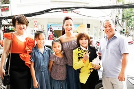 Vợ chồng Minh Khang dắt con đến mừng học trò nhí 