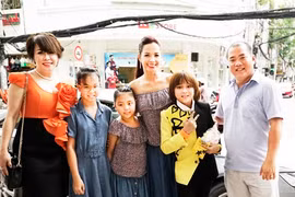 Vợ chồng Minh Khang dắt con đến mừng học trò nhí 