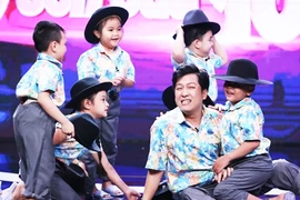 Trường Giang “làm cha” của 9 đứa trẻ đáng yêu