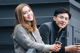 “Gái một con” Ngọc Anh cặp kè trai lạ trong MV mới