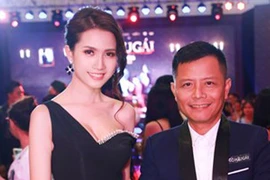 Mơ Phan lả lơi vai trần đi xem phim cùng đạo diễn 