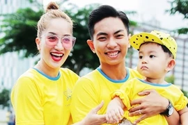 Vợ chồng Khánh Thi mang con trai đi chạy bộ từ thiện