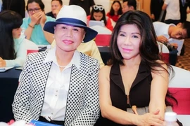 Danh ca Thanh Tuyền lần đầu hát cùng em gái Sơn Tuyền