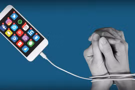 Nữ chính trị gia người Ý muốn mở trại cai nghiện điện thoại cho giới trẻ