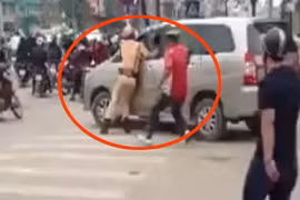 Lao xe vào cảnh sát rồi bỏ chạy khi bị kiểm tra vi phạm