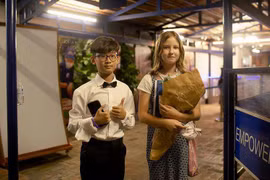 Quý tử 11 tuổi của Lệ Quyên thể hiện tình cảm với bạn gái Tây