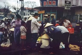 Chùm ảnh hiếm về họp chợ trên vỉa hè Sài Gòn năm 1967-1968