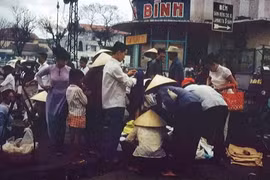 Chùm ảnh hiếm về họp chợ trên vỉa hè Sài Gòn năm 1967-1968