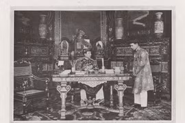 Ảnh hiếm có về vua Khải Định trong cuốn sách cổ của Pháp