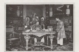 Ảnh hiếm có về vua Khải Định trong cuốn sách cổ của Pháp