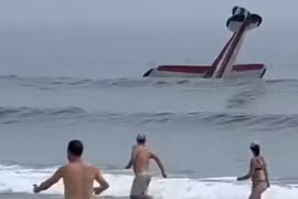 Video máy bay lao xuống biển, lộn nhiều vòng gần nơi khách đang tắm
