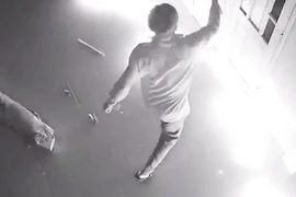 Dội “bom xăng” đốt nhà hàng xóm vì lỡ bán đất giá rẻ