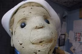 Bí ẩn về Robert, búp bê biết nghiêng đầu cho du khách chụp ảnh