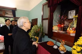 Tổng Bí thư dâng hương tưởng nhớ Chủ tịch Hồ Chí Minh